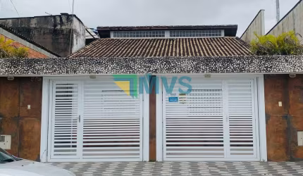 Casa à venda em Itanhaém-SP, bairro Santa Terezinha: 2 quartos, 1 suíte, 2 salas, 2 banheiros, 2 vagas de garagem, 67m².