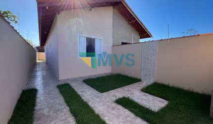 Imperdível Casa à Venda em Itanhaém-SP, Balneário Gaivotas: 2 quartos, 1 suíte, 2 salas, 2 banheiros, 2 vagas, 70m²!