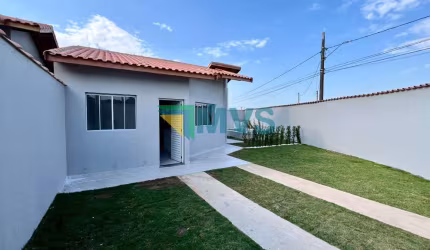 Casa à venda em Itanhaém-SP, Jardim Jamaica: 2 quartos, 1 suíte, 1 banheiro, 3 vagas de garagem, 55,00m² de área. Venha Conferir!