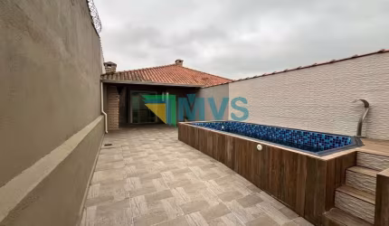 Imperdível oportunidade: Casa à venda em Itanhaém-SP, Jardim Jamaica! 2 quartos, 1 suíte, 2 salas, 3 vagas de garagem. 72m².