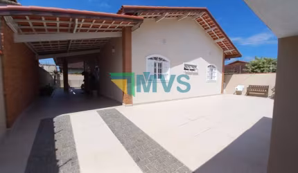 Imperdível oportunidade! Casa à venda em Peruíbe-SP, no Balneário Três Marias, com 3 quartos, 1 suíte, 1 sala, 4 vagas de garagem e 180m².