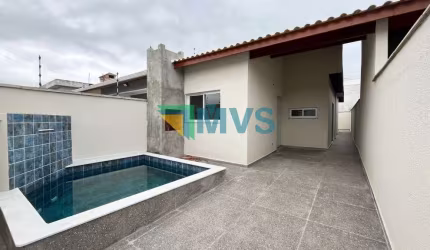 Imperdível: Casa à venda em Peruíbe-SP, bairro Flora Rica, 3 quartos, 1 suíte, 1 sala, 2 banheiros, 1 vaga de garagem, 80,00m². Venha conferir!