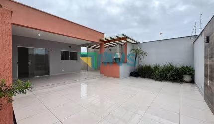 Maravilhosa casa à venda em Itanhaém-SP, no Jardim Umuarama: 2 quartos, 1 suíte, 1 sala, 3 banheiros, 2 vagas, 68m². Venha conferir!