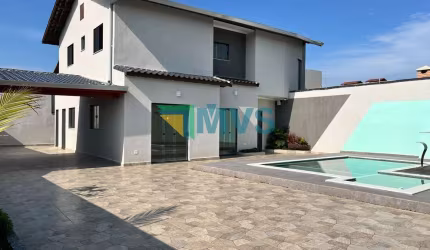 Casa à venda em Itanhaém-SP, no bairro Suarão: 3 quartos, 1 suíte, 2 salas, 3 banheiros, 7 vagas de garagem, 125m² de área.