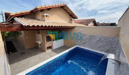 Imperdível casa à venda em Itanhaém-SP, Bairro Bopiranga: 2 quartos, 1 suíte, 2 banheiros, 2 vagas, 61,50 m².