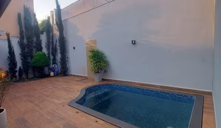 Casa térrea. Conforto, lazer e excelente distribuição em um só lugar!  São 164,72m² de construção em um terreno privativo de 268,52m², com uma planta inteligente e muito bem planejada.  A área social