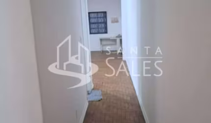 Casa com 2 dormitórios, 1 banheiro e 3 vagas.