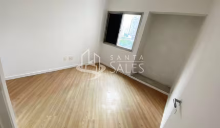 Apartamento -  3 quartos sendo 1 suíte e tem 2 vagas de garagem.
