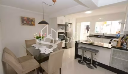 Casa à venda em São Paulo-SP, bairro Cupecê: 7 quartos, 1 suíte, 4 banheiros, 8 vagas, 333m² de área. Venha conferir! Aceita Pet casa térrea na Cupecê