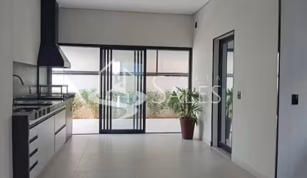 Casa de luxo em condomínio: 3 quartos, 3 suítes, 2 salas, 5 banheiros, 4 vagas na cidade de Salto-SP, bairro Residencial Central Parque