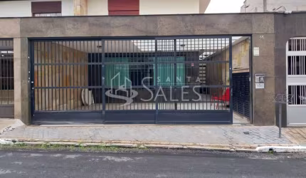 Casa bem localizada em rua tranquila. Com 3 quartos 3 vagas.