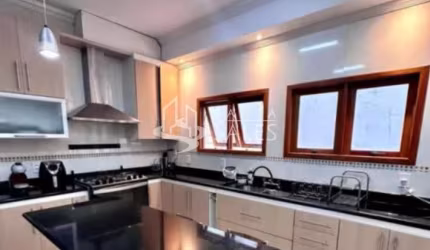 Imperdível casa à venda em São Paulo-SP, bairro Vila Irmãos Arnoni! 3 quartos, 1 suíte, 2 salas, 2 banheiros, 2 vagas, 298m²