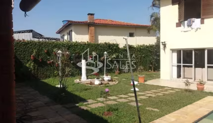 Imperdível oportunidade: Casa à venda em Interlagos, São Paulo-SP, com 4 quartos, 2 suítes, 3 salas, 6 banheiros, 5 vagas de garagem e 258,00 m² de área total!