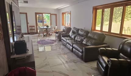 Casa de luxo com 5 quartos e 3 suítes no Butantã, São Paulo: 330m², 2 salas, 8 banheiros e 3 vagas.