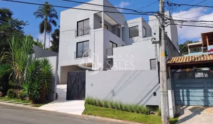 Casa à venda em Carapicuíba-SP, Chácara Moinho Velho: 3 quartos, 3 suítes, 3 salas, 5 banheiros, 2 vagas e 500m² de área.