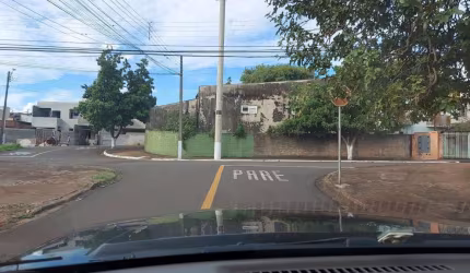 Imóvel a  Venda   com um Salão  e duas  casas  de esquina  ,terreno  519 M²