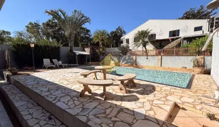 **CASA COM 02 SUÍTES, PISCINA E AREA DE FESTAS, TOLEDO - PR**