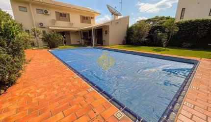 Sobrado com piscina e ampla sobra de terreno no Jardim Porto Alegre.