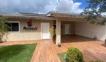 Vende-se casa térrea no Maria Luiza com sobra de terreno e piscina aquecida