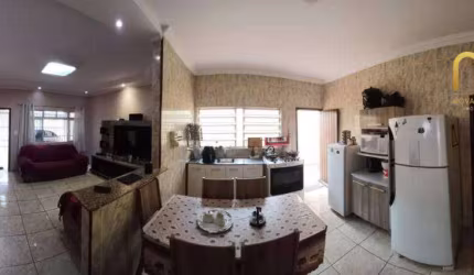 CASA À VENDA- MARACANÃ - PRAIA GRANDE.  COMPOSIÇÃO DO IMÓVEL: 3 dormitórios sendo 1 suítes, sala ampla com dois ambientes, cozinha, churrasqueira à ca