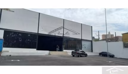 GALPÃO COM 900M² E ESTACIONAMENTO AMPLO