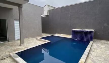 OPORTUNIDADE - CASA TERREA - 3 DORMITORIOS -SENDO 3 SUITES -COM PISCINA !