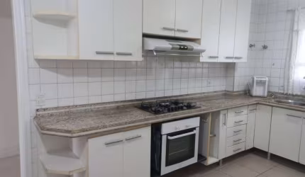 APARTAMENTO DE TRÊS DORMITÓRIOS DISPONÍVEL PARA LOCAÇÃO