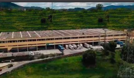 Galpão em condomínio com 1100m de área total,