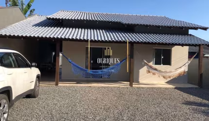 Casa padrão em Itapoá com 3 quartos estando a 500m da praia.