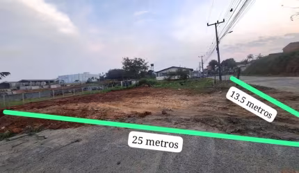 Terreno plano com 337m², medindo 13.5m x 25m no Loteamento São Joaquim.