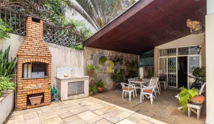 Casa térrea à venda no Alto de Pinheiros com 277m², 3 quartos, 1 suíte e 4 vagas