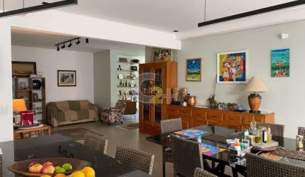 Casa à venda no Pacaembu, 5 quartos, 3 suítes e 6 vagas