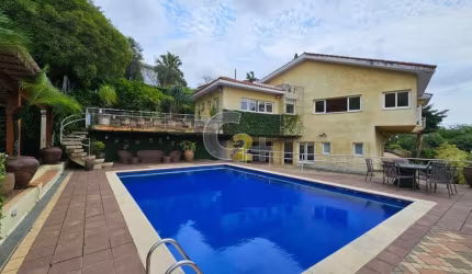 Casa a venda no Pacaembu com 4 quartos, 2 suíte e 8 vagas