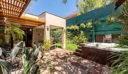 Casa a venda à venda na Vila Madalena com 226m², 3 quartos, 1 suíte e 3 vagas