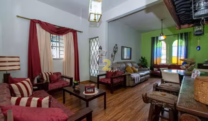 Casa térrea à venda em Vila Madalena, ampla, antiga, 2 quartos, 1 suíte, 5 vagas