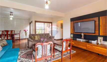 Casa a venda com 3 Quartos e Amplo Jardim