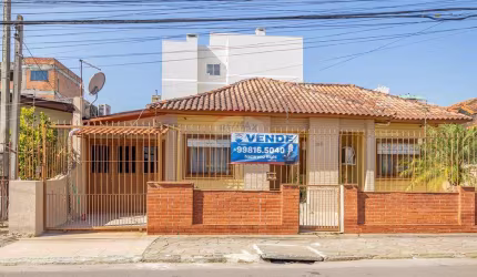 Linda Casa na Vila Imbui: 3 Quartos e Jardim