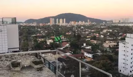 Cobertura lado praia, com piscina e churrasqueira.