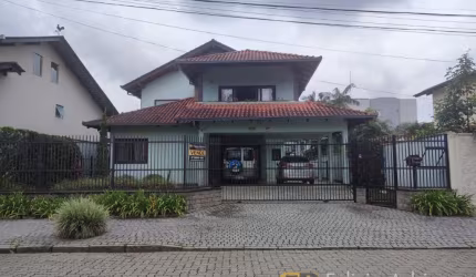 # SOBRADO 100% AVERBADO COM PISCINA BAIRRO SANTO ANTONIO JLLE-SC