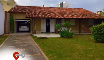 CASA BEM LOCALIZADA COM EXCELENTE PÁTIO