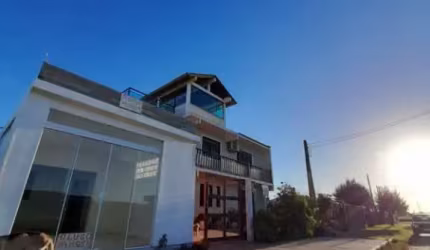 AMPLO SOBRADO COM TERRAÇO PRÓXIMO AO MAR DE TRAMANDAÍ!!