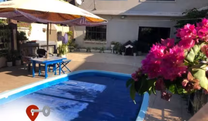 AMPLA CASA COM PISCINA  EM  TRAMANDAÍ
