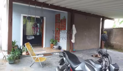 Casa térrea com 03 dormitórios no centro - Bertioga.