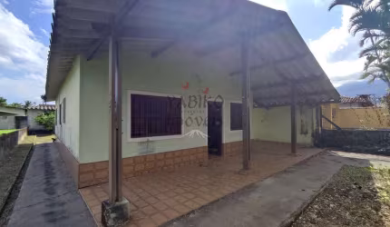 Casa com 02 dormitórios no centro de Bertioga.