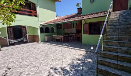 Sobrado com 04 dorms, no centro de Bertioga.