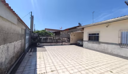 Casa térrea, com 02 dormtórios sendo 01 suíte, 05 vagas.