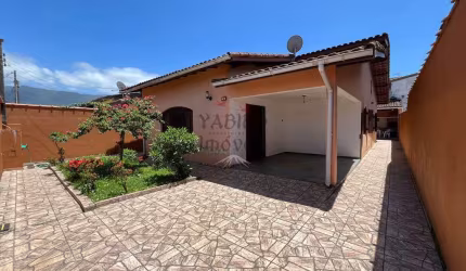 Ótima casa térrea com 03 dorm. sendo 01 suíte, amplo quintal.