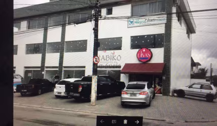 Apartamento kit ou sala comercial, localizada no 2º pavimento.
