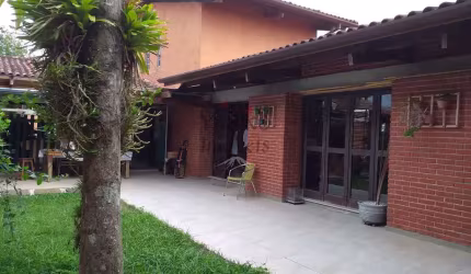 Excelente casa com 06 dorm, 02 suítes, 05 vagas a 100m da praia