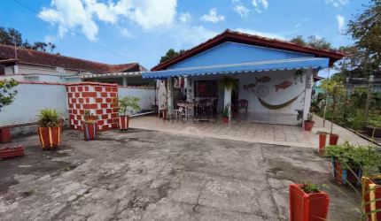 Casa térrea com 02 dormitórios, 02 banheiros, amplo quintal.